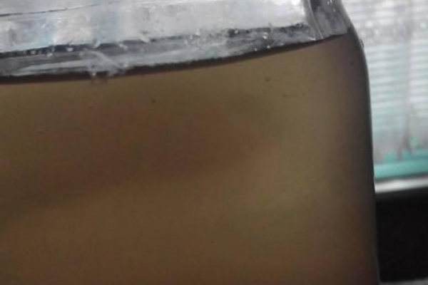 Мешканці одного з райцентрів на Рівненщині скаржаться на жовту вода з-під кранів