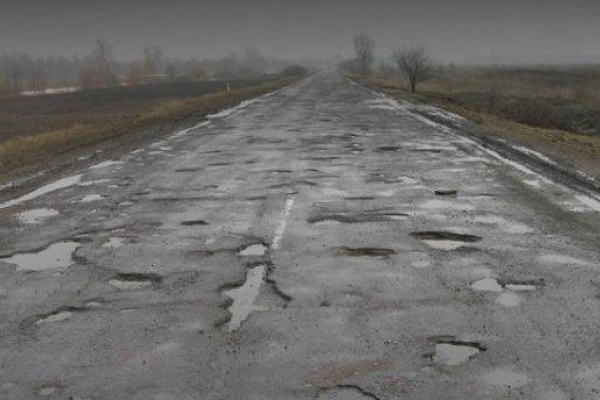 Жителі Рівненщини просять відремонтувати дорогу «Рівне-Сарни»