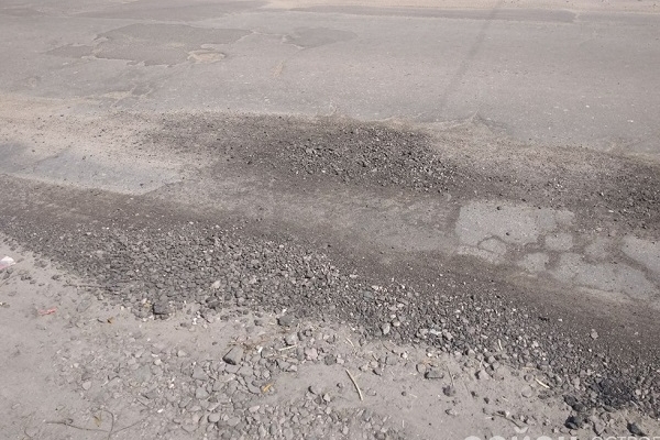 На Рівненщині ями на дорогах засипають відсівом (Фото)