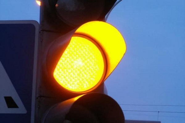Що думають рівняни про заборону жовтого сигналу світлофора? (Відео)