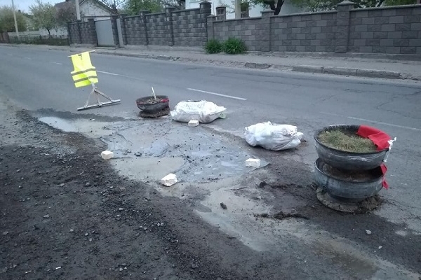 На Рівненщині жителі одного з населених пунктів ремонтують дорогу власними силами (Фотофакт)