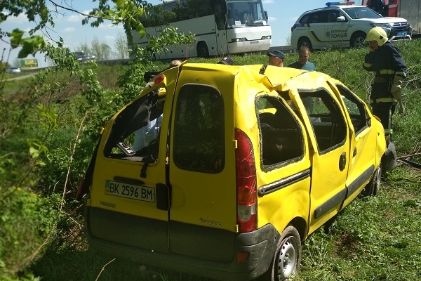 На Рівненщині перекинувся автомобіль (Фото)