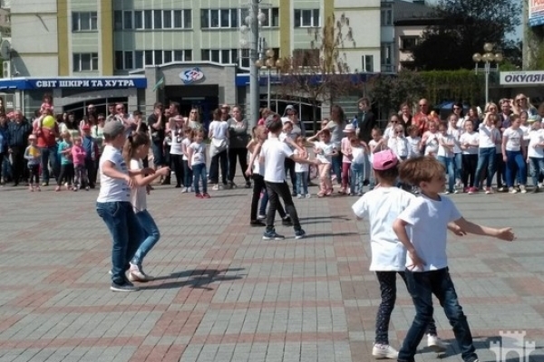 У Рівному дітлахи влаштували танцювальний флеш-моб (Фото, Відео)