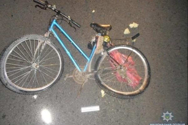 Велосипедистку, яку збив автомобіль на Рівненщині, доставили у лікарню у важкому стані (Фото)