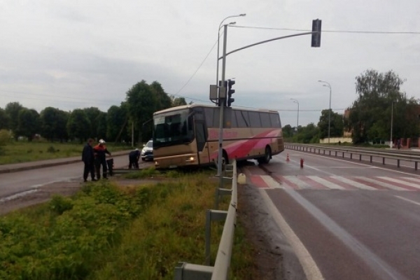 На Рівненщині в кювет потрапив пасажирський автобус (Фото)