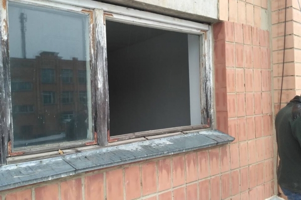 Через вибухи на Рівненському полігоні в школі повипадали вікна? (Фото)