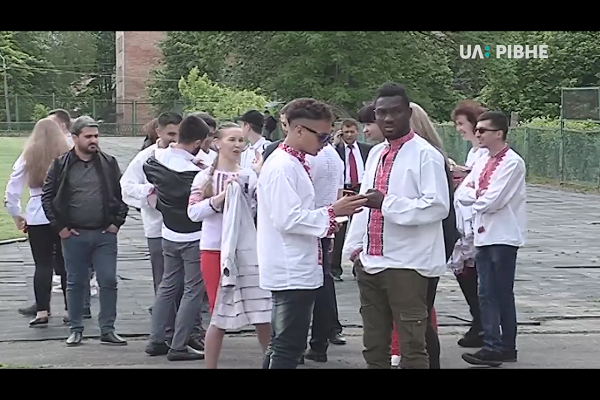 У Рівному студенти-іноземці одягнули вишиванки (Відео)