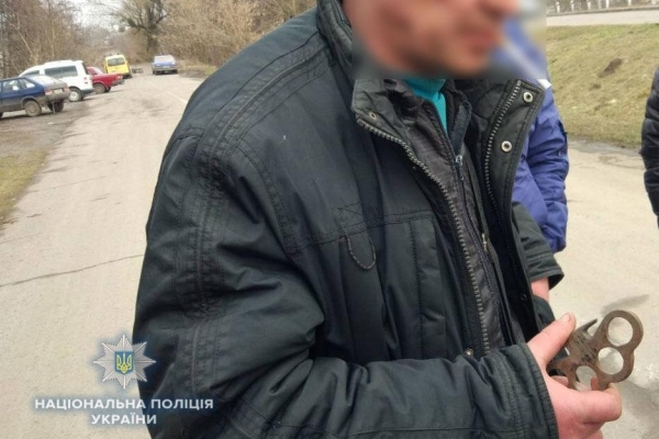 Жителя Млинівщини судитимуть за збут наркотиків, крадіжки та незаконне зберігання зброї (Фото)