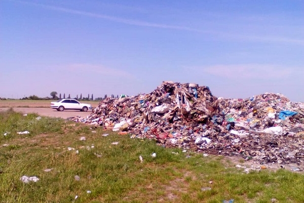 На Рівненщині хтось скинув кілька тонн сміття (Фото)