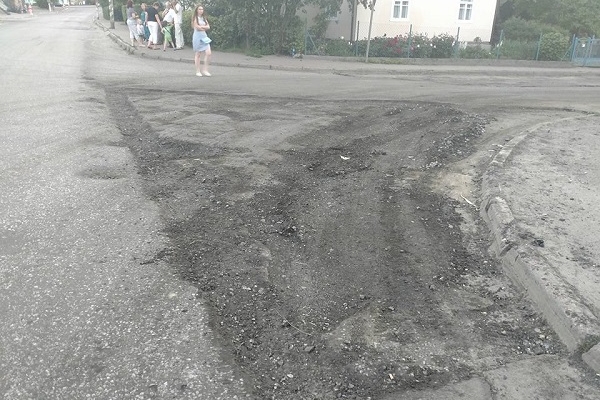 Автомобільні активісти Рівненщини фіксують неякісний ремонт доріг (Фото)
