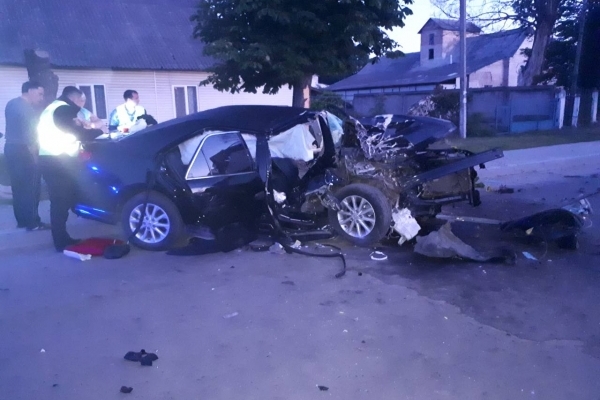 Рівненщина: загиблого пасажира із понівеченого авто діставали рятувальники (Фото)