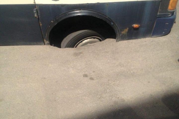 У Рівному автобус провалився під асфальт (Фото)