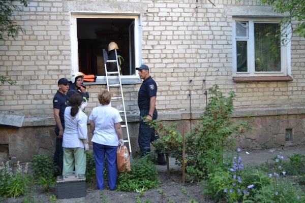 У Рівному в квартирі виявили непритомну жінку: в оселі був запах газу (Фото)