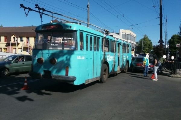 У Рівному зіткнулися тролейбус та легковик (Фото)
