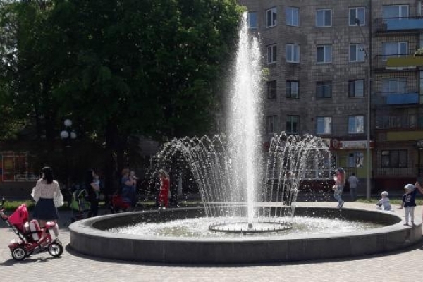 Сарненська міська рада попереджує, фонтан – це не місце для купання