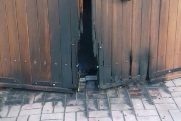 У Дубно невідомі підпалили гараж міського голови Василя Антонюка (Фото)