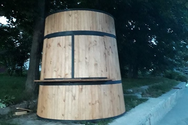 На Рівненщині демонтують дерев’яний кухоль (Фото)
