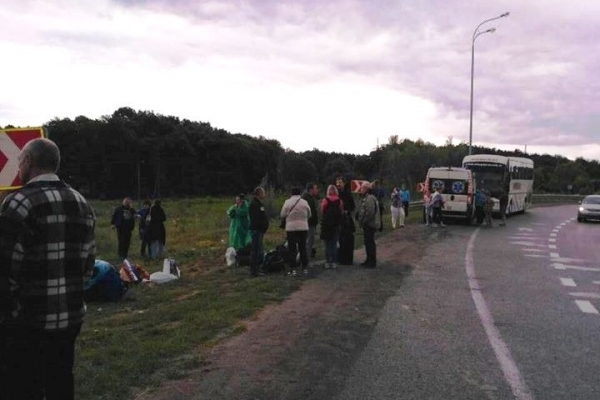 Біля Дубна перекинувся автобус із пасажирами (Фото)