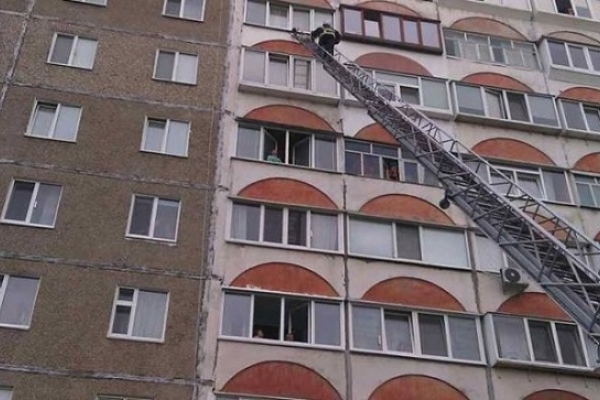 У Вараші діставалися до 9 поверху зачиненої квартири по пожежній драбині