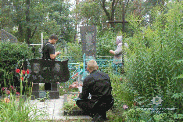 На Рівненщині вандал понівечив могилу (Фото)