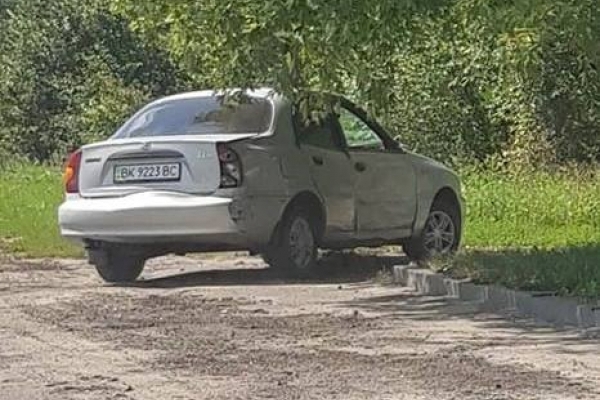 На Березнівщині водій розвалив зупинку і зник у лісі (Фото, відео)