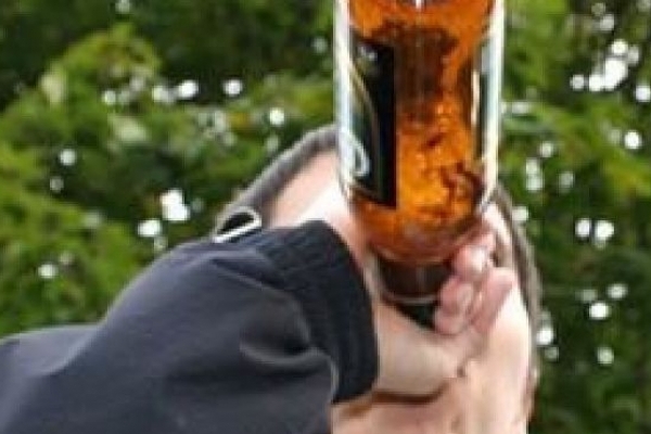 На Березнівщині, погрожуючи ножем, нападник викрав алкоголь