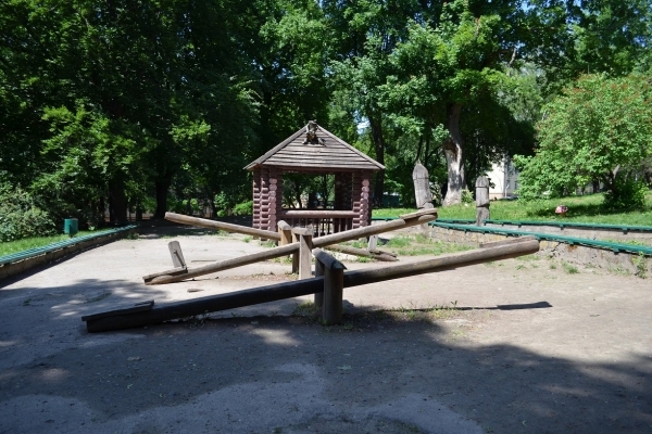 Безкоштовний дитячий майданчик у рівненському парку потребує реконструкції (Фото)