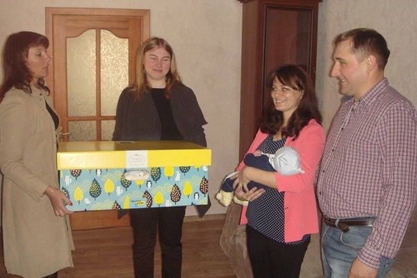 В Острозі вручили перший пакунок малюка (Фото)
