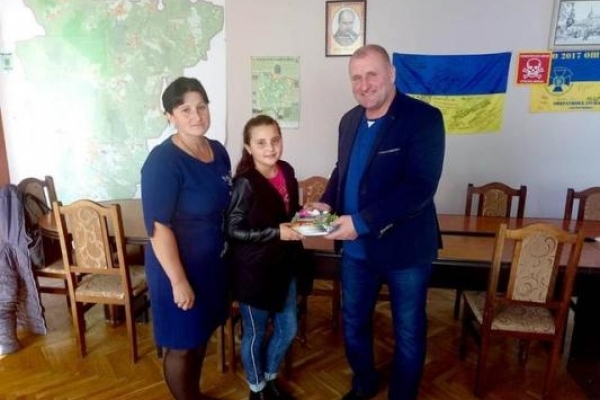  Військовослужбовці ЗСУ передали подарунок для юної художниці з Рокитнівщини