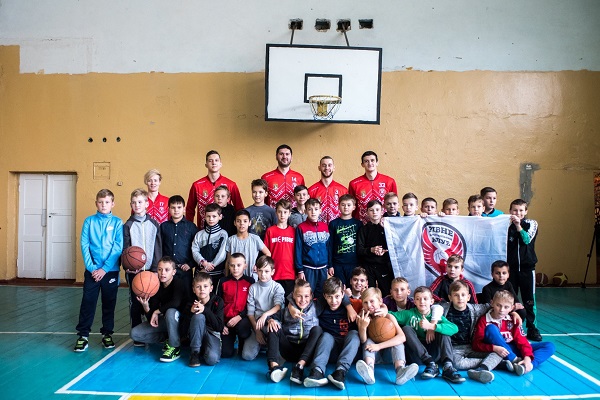 Гравці БК «Рівне» провели відкритий урок баскетболу у школі 