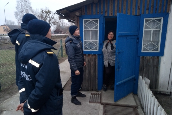 Рятувальники консультували жителів Рокитнівщини щодо пожежної безпеки (Фото)