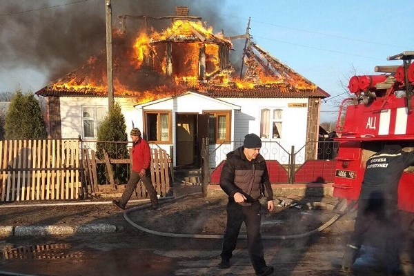 Через пожежу на Рівненщині без даху над головою залишилася багатодітна сім'я (Фото, Відео)