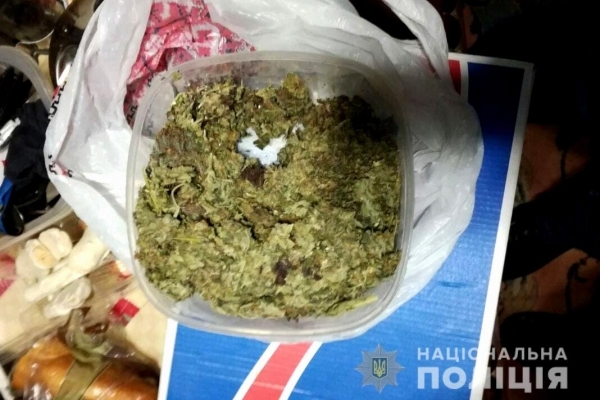 Поліцейські вилучили у рівнянина марихуану майже на 30 тисяч гривень