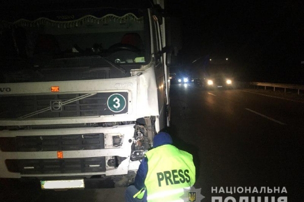 Кореччина: під колесами вантажівки загинув пішохід (Фото)