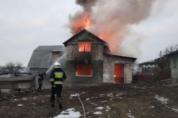 Бійці ДСНС врятували від повного знищення вогнем житловий будинок на Рівненщині (Фото, відео)