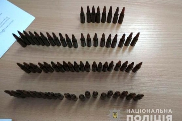 На Рівненщині поліцейські вилучили 160 патронів, коноплі та канабіс