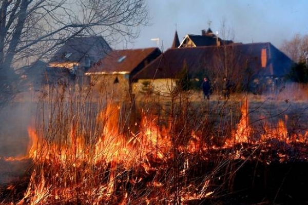 Рятувальники Рівненщини застерігають громадян не спалювати сухі рослинні залишки