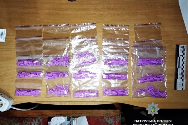 Наркотиків на понад три мільйони гривень виявили поліцейські в інтернет-диллера в Рівному