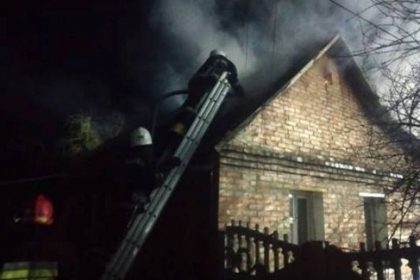 У Рівному вогнеборці ліквідували пожежу в житловому будинку 