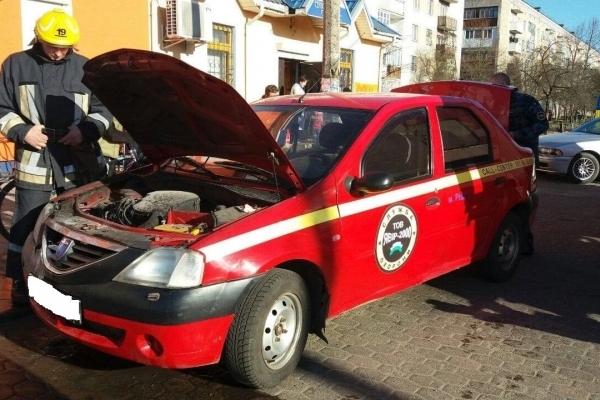 У Костополі власник автомобіля самотужки ліквідував пожежу