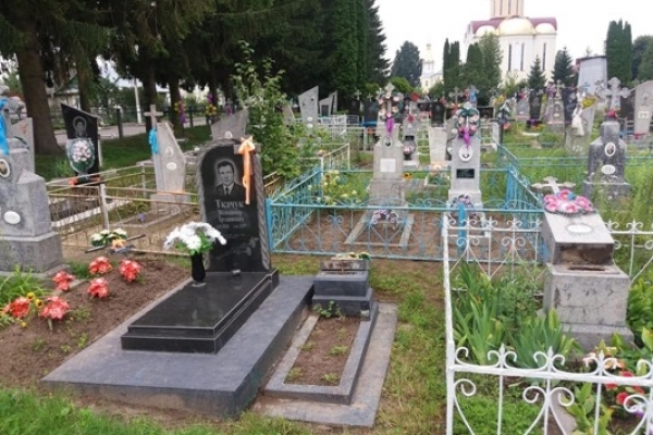 У Млинові шукають родичів покійних, над могилами яких вчинив наругу вандал