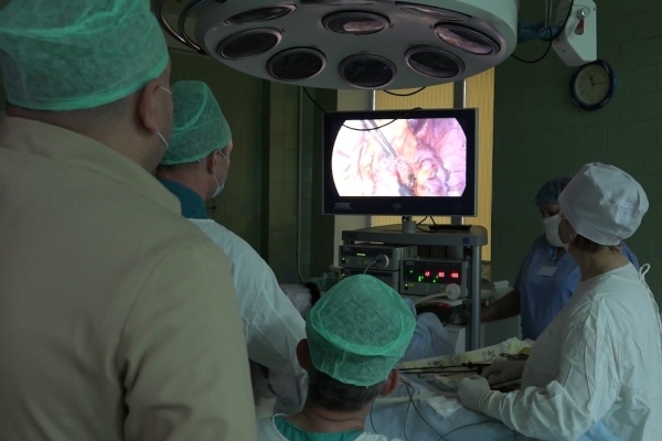 Хірурги із Польщі та Рівного в обласній дитячій лікарні оперують пацієнтів із важкими діагнозами (Відео)