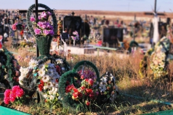 На Рівненщині священики закликають вірян не нести на цвинтарі штучні квіти