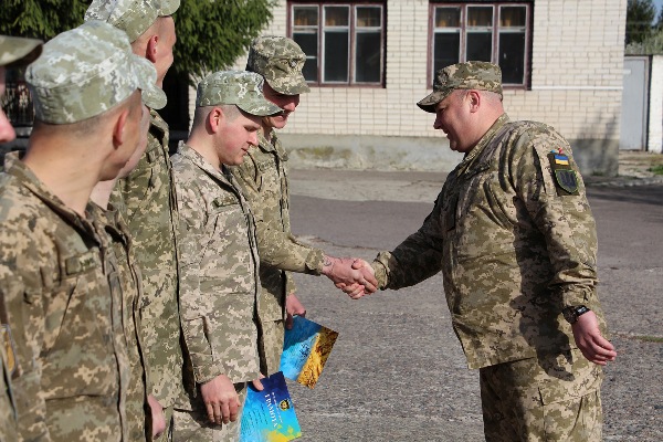 У Рівненському гарнізоні командири подякували строковикам за зразкову службу