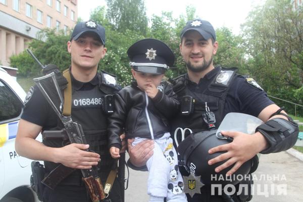 Рівненські поліцейські напедодні Дня захисту дітей створили свято хворим дітям