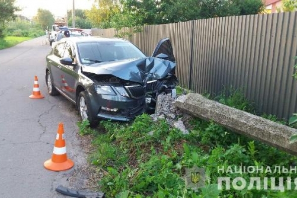 У Рівному водій врізався в електроопору та травмувався