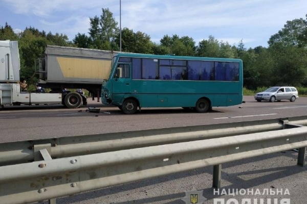 На автодорозі «Київ-Чоп» неподалік Рівного знову ДТП (Фото)