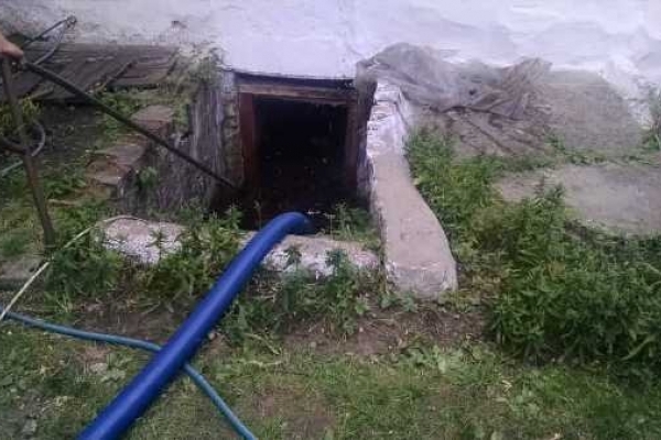 У Рівному шквальна злива затопила підвальні приміщення (ФОТО)