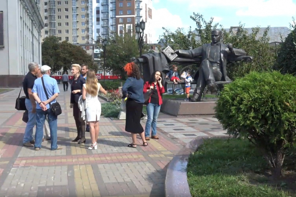  Задля повернення Уласа Самчука до шкільної програми рівняни вийшли на вулицю (Відео)