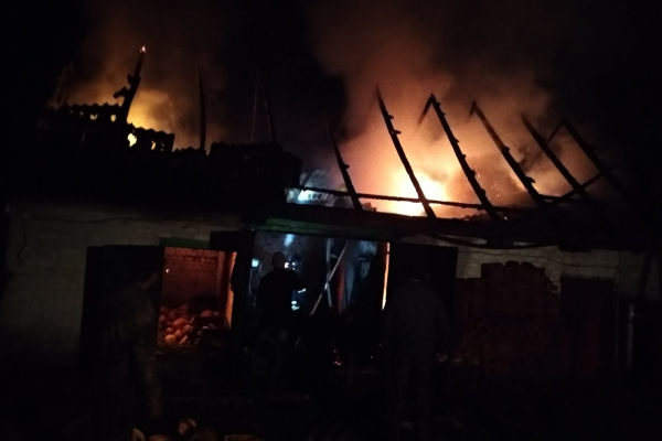 Костопільські рятувальники разом з місцевими вогнеборцями врятували житловий будинок